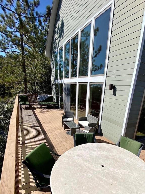Modern 6 bedroom retreat, stunning lake views, close to village! view 4