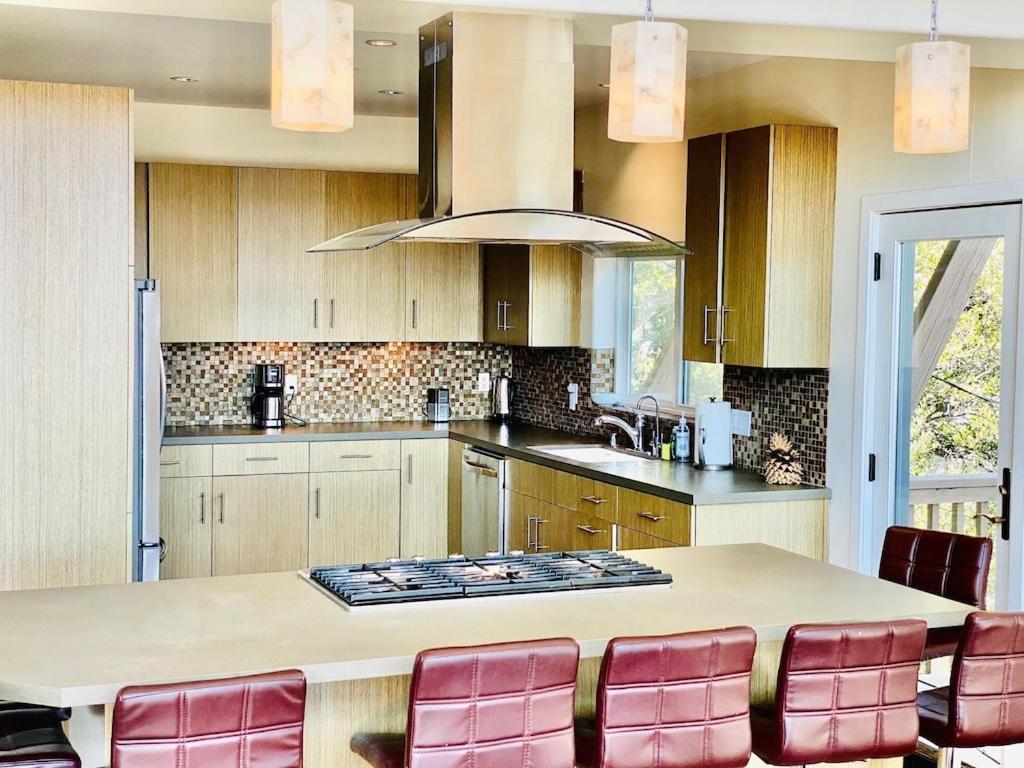 Modern 6 bedroom retreat, stunning lake views, close to village! view 5