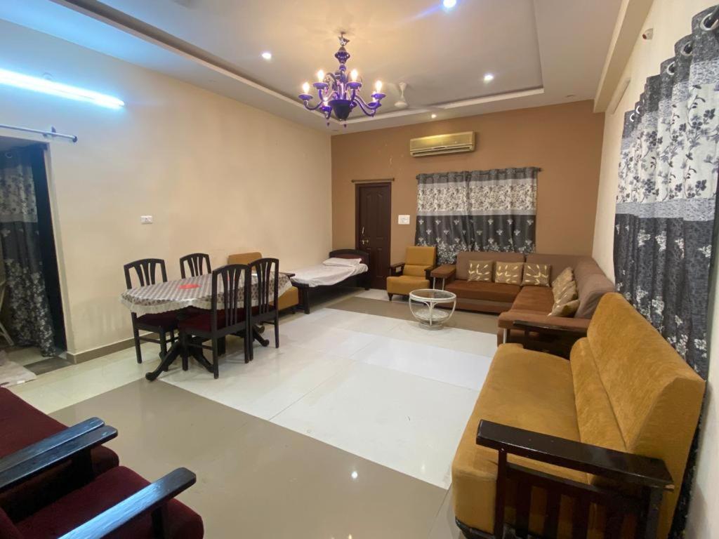 Visitors Lounge by MMG - 2&3BHK Furnished - Rd 12 Banjara Hills view 2