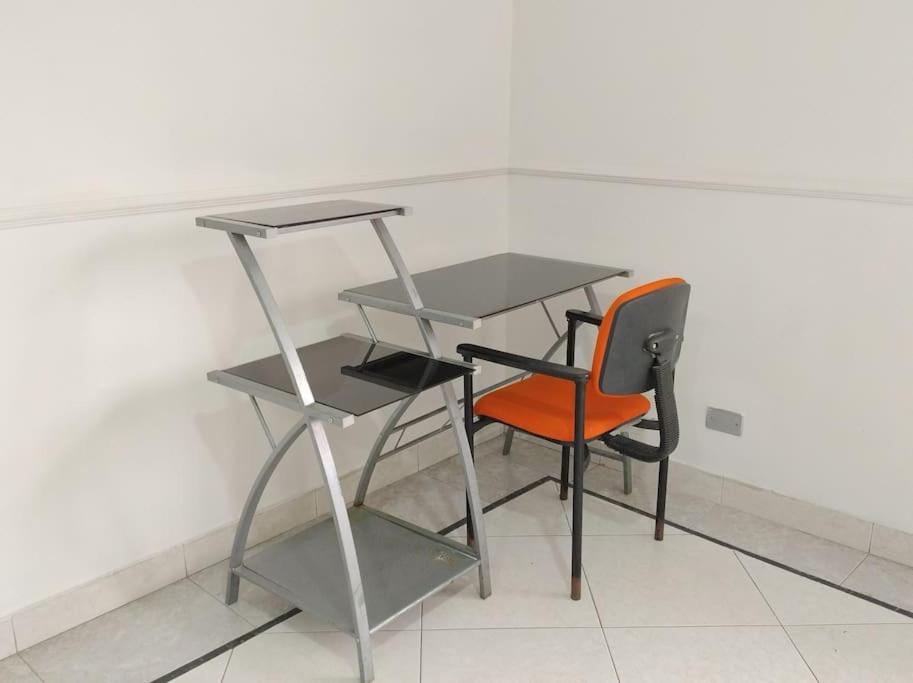 Descubre Cali desde este acogedor apartamento ubicación central y privacidad garantizada