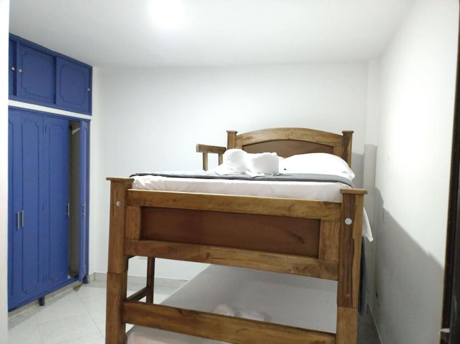 Descubre Cali desde este acogedor apartamento ubicación central y privacidad garantizada