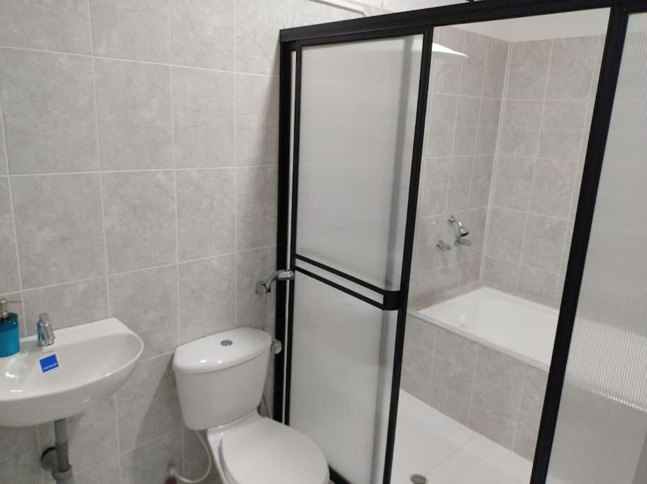 Descubre Cali desde este acogedor apartamento ubicación central y privacidad garantizada