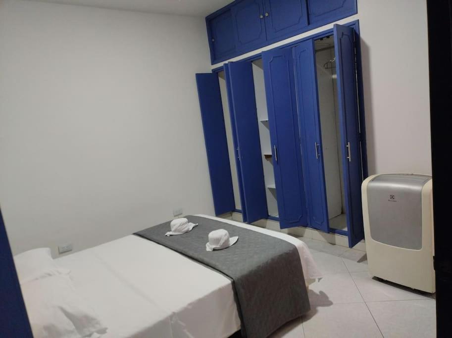 Descubre Cali desde este acogedor apartamento ubicación central y privacidad garantizada