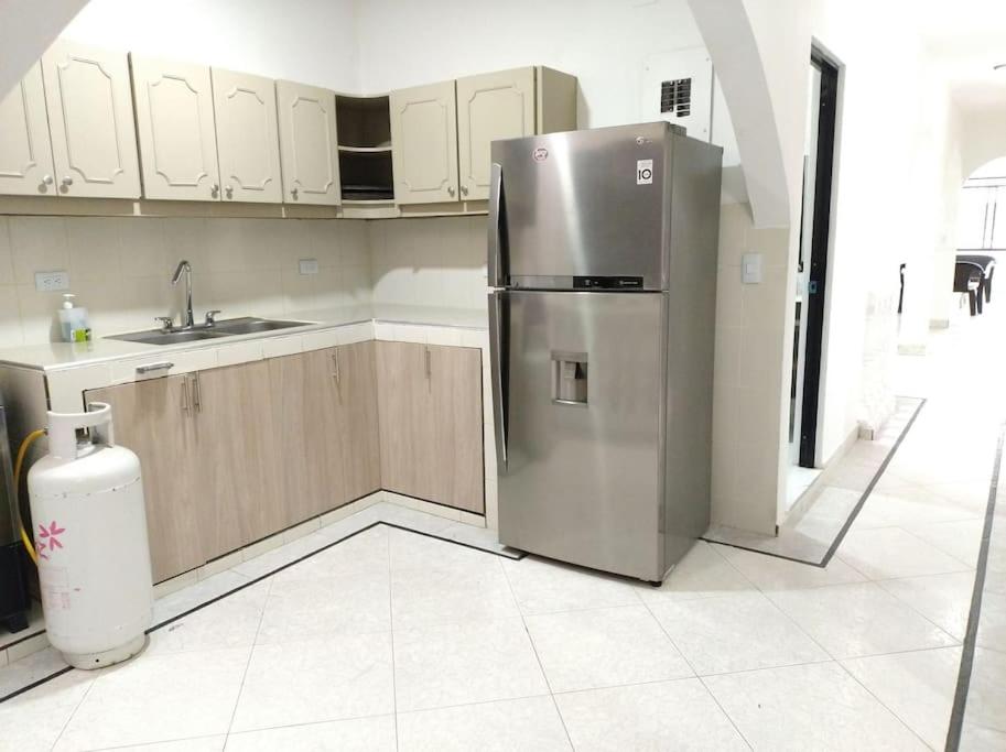 Descubre Cali desde este acogedor apartamento ubicación central y privacidad garantizada