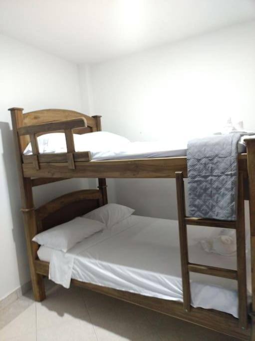 Descubre Cali desde este acogedor apartamento ubicación central y privacidad garantizada