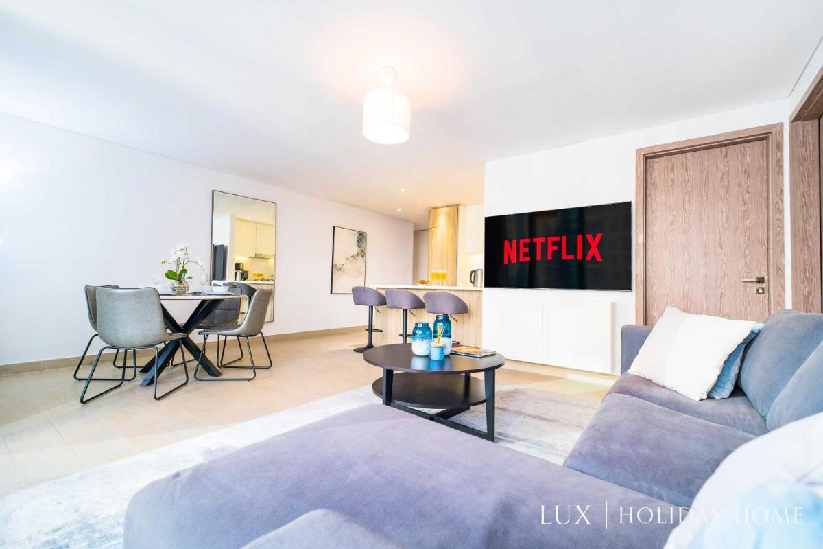 LUX Contemporary Suite with Full Marina View 6