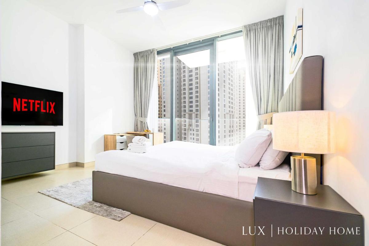 LUX Contemporary Suite with Full Marina View 6