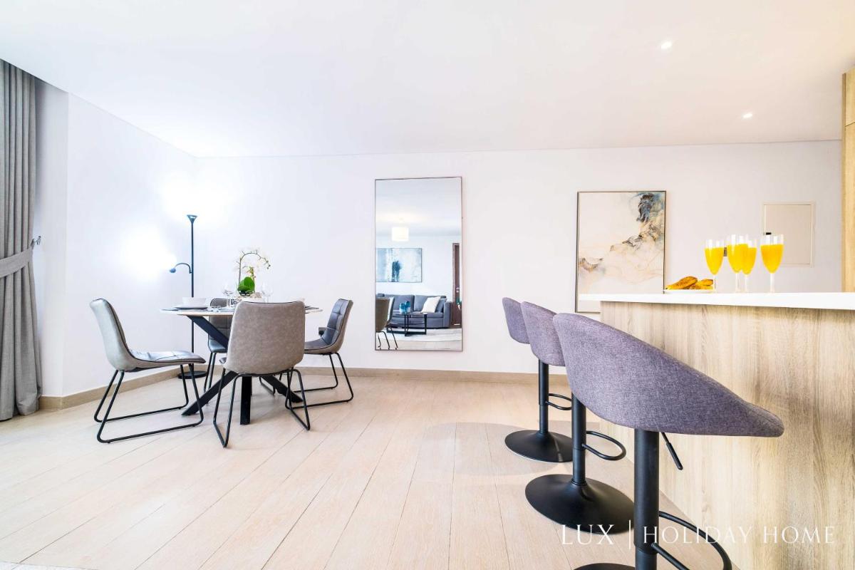 LUX Contemporary Suite with Full Marina View 6