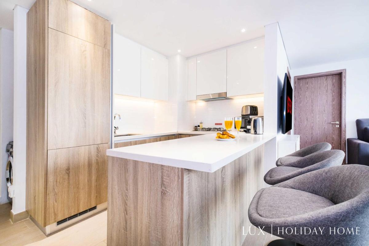 LUX Contemporary Suite with Full Marina View 6