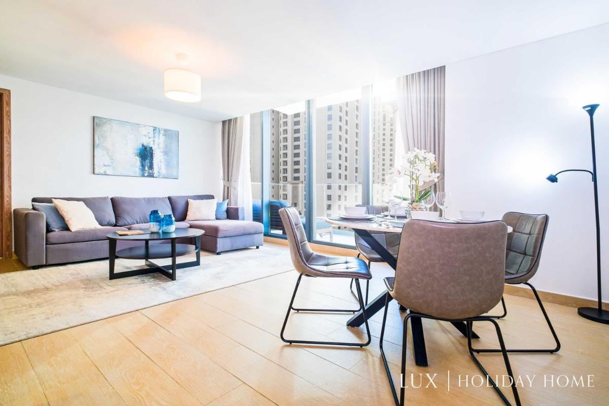 LUX Contemporary Suite with Full Marina View 6