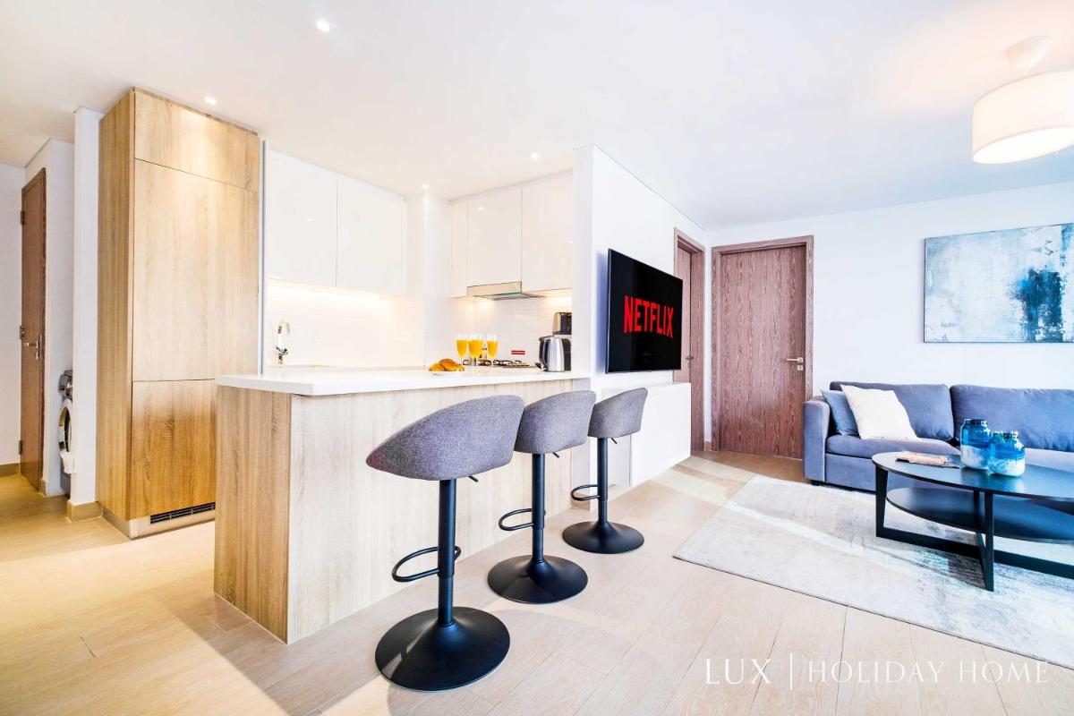 LUX Contemporary Suite with Full Marina View 6