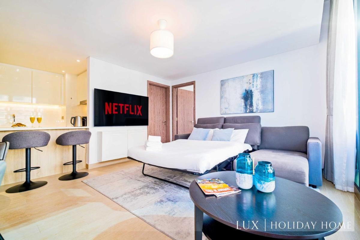 LUX Contemporary Suite with Full Marina View 6