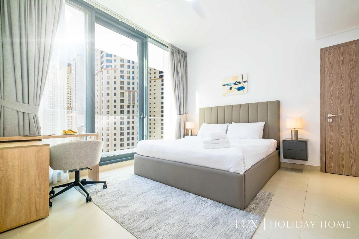 LUX Contemporary Suite with Full Marina View 6