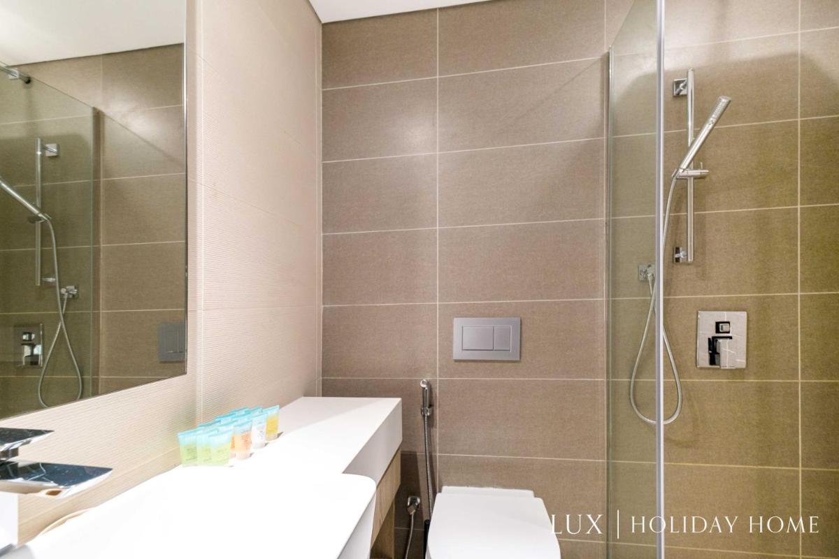 LUX Contemporary Suite with Full Marina View 6