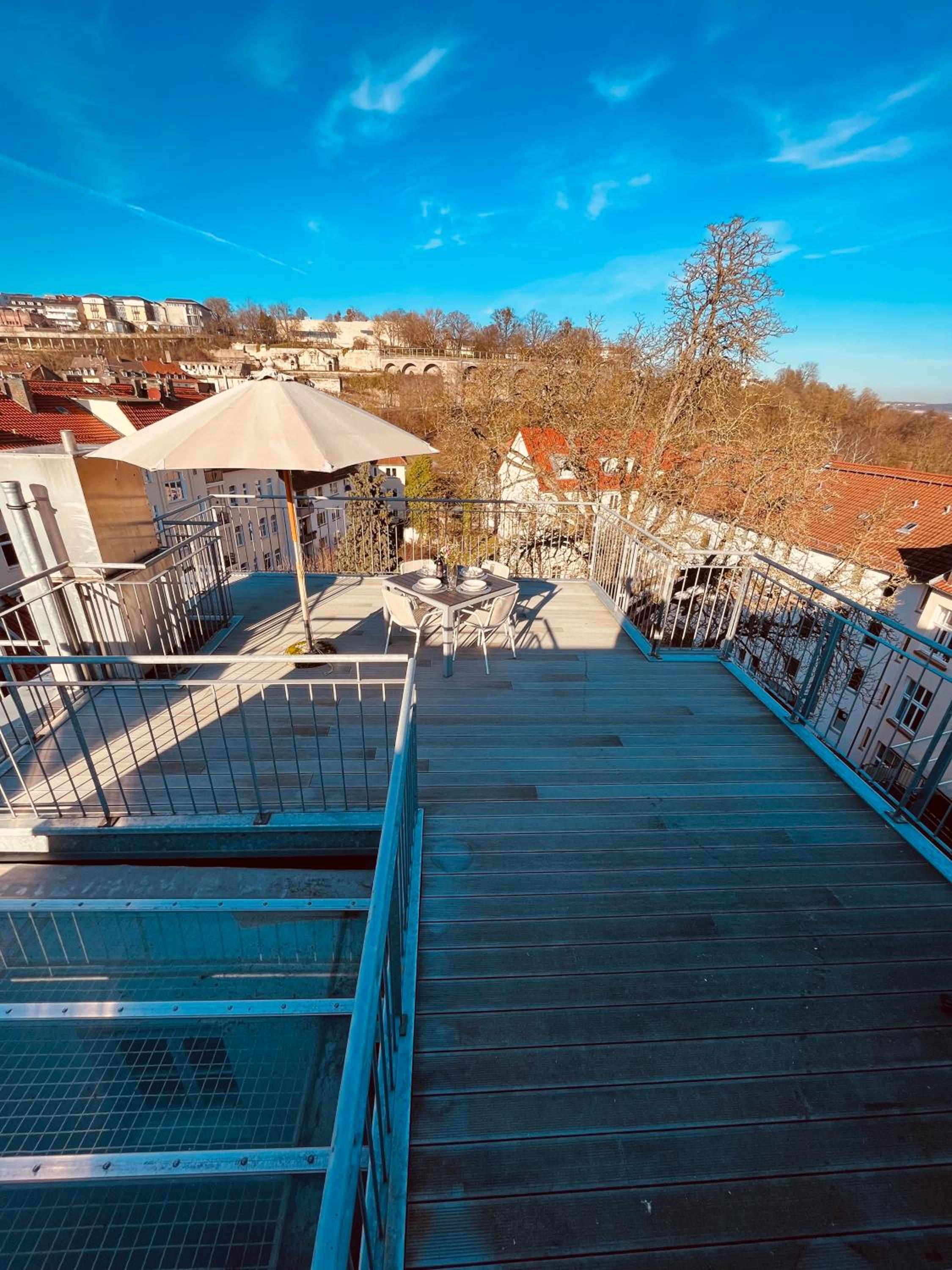 Jugendstil-Altbauwohnung mit Dachterrasse direkt an der Karlsaue