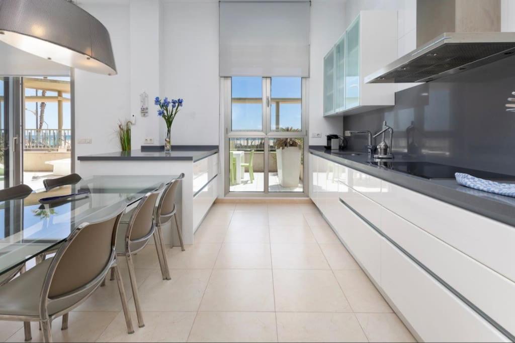 luxury sea view apartment with 2 rooms view 3