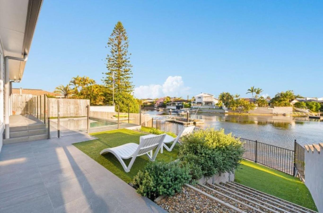 Capri Waterfront Resort-Style 5BR & Pool