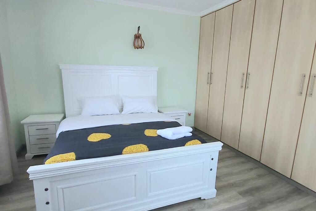 Modern &homely guest suite w/free parking in Karen