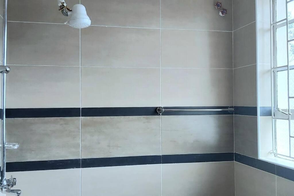 Modern &homely guest suite w/free parking in Karen