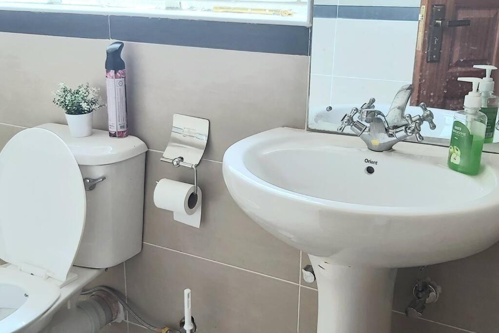 Modern &homely guest suite w/free parking in Karen