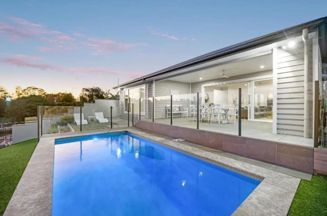 Capri Waterfront Resort-Style 5BR & Pool