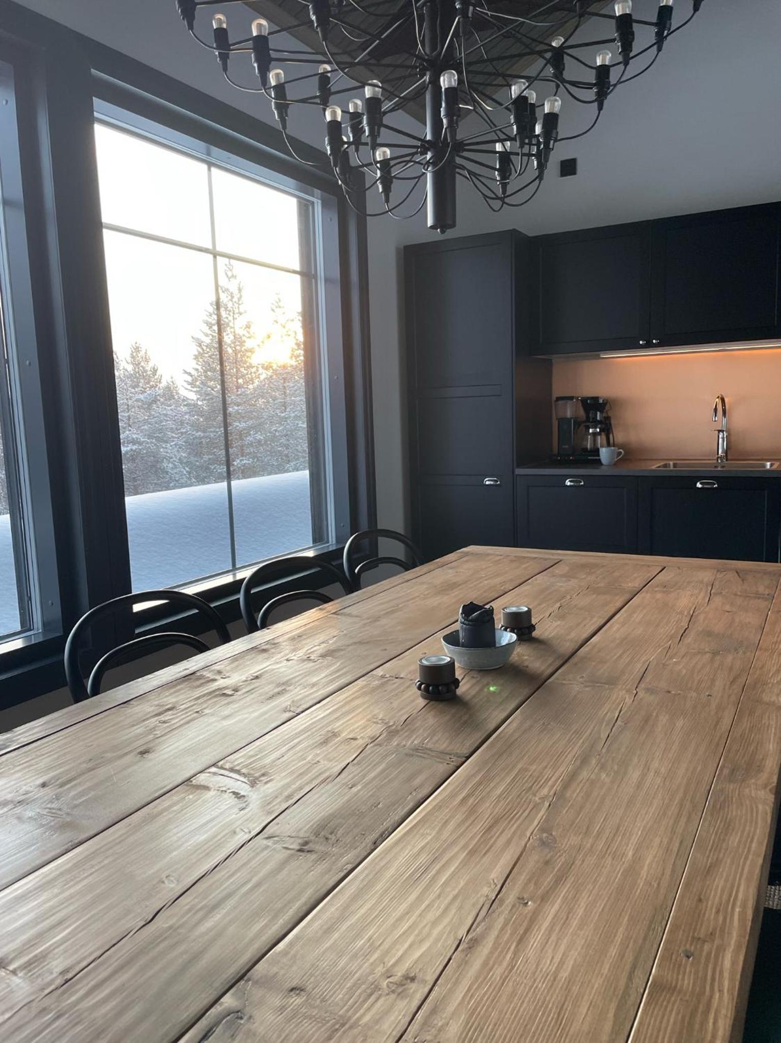 Porthos Ski-in Lodge with private hot tub and sauna in Lapland