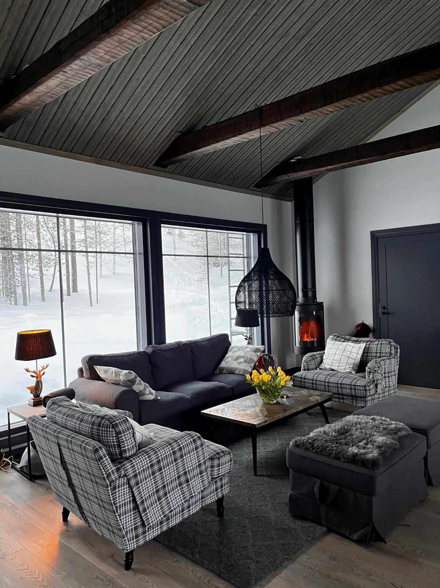 Porthos Ski-in Lodge with private hot tub and sauna in Lapland