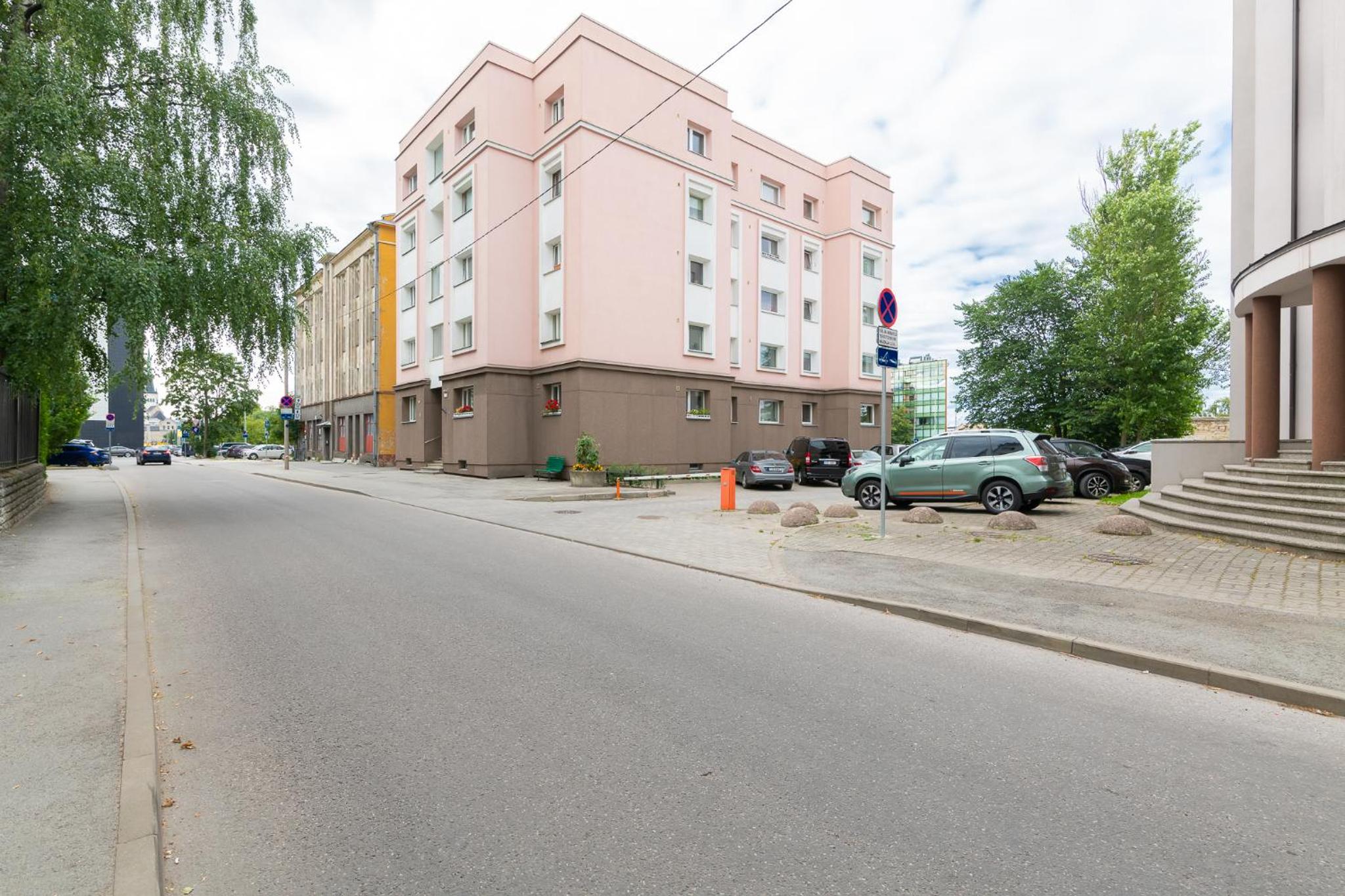 Cozy Stylish Studio Apartment with FREE Parking by Centralapartments
