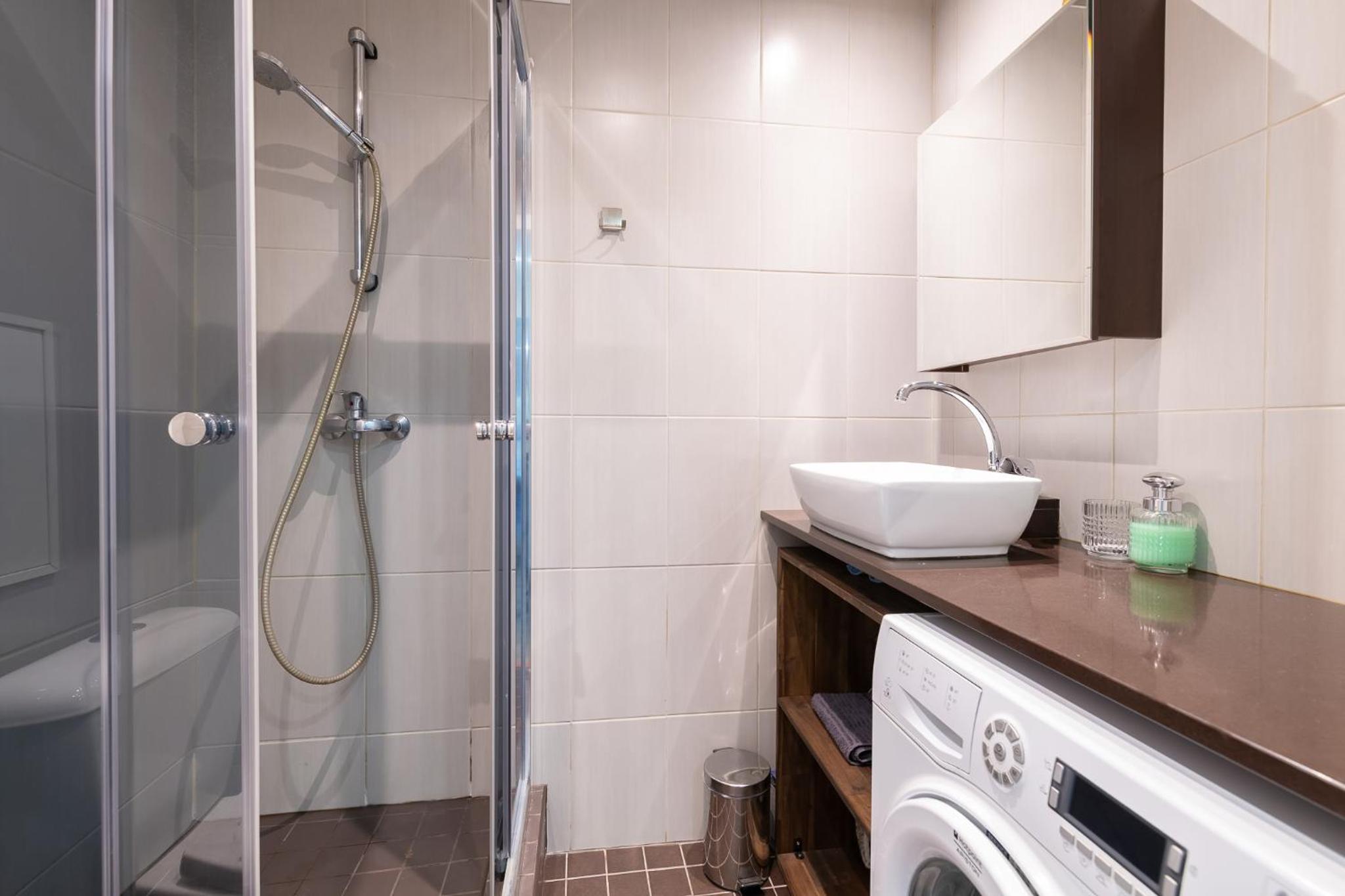 Cozy Stylish Studio Apartment with FREE Parking by Centralapartments