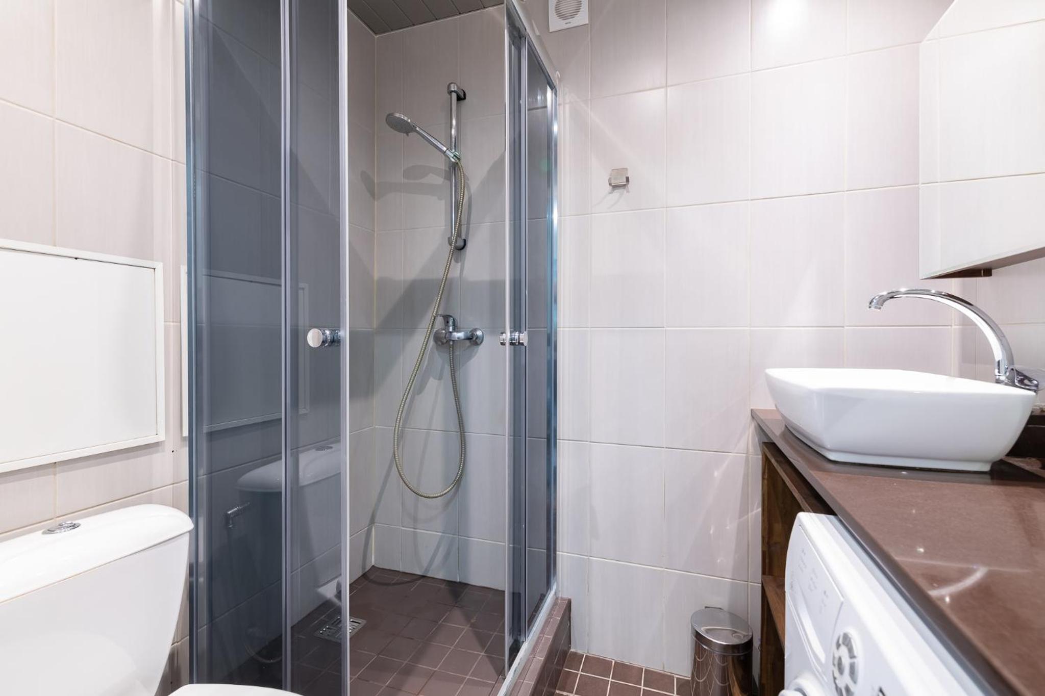 Cozy Stylish Studio Apartment with FREE Parking by Centralapartments