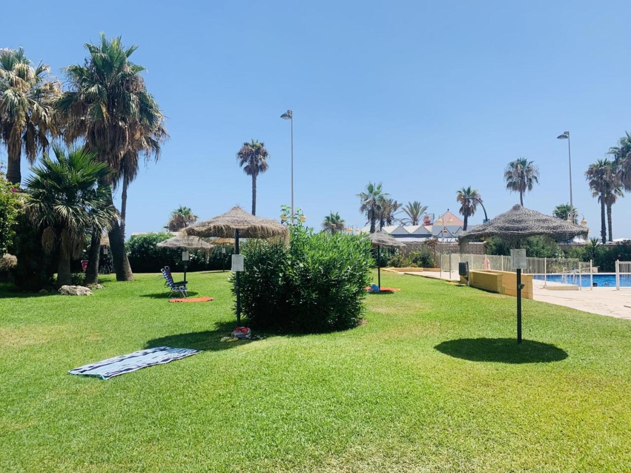 PRECIOSO ESTUDIO FRENTE AL MAR CON PISCINA