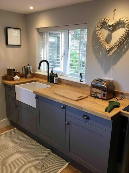 Cute studio cottage. Wood burner. Amazing views view 5