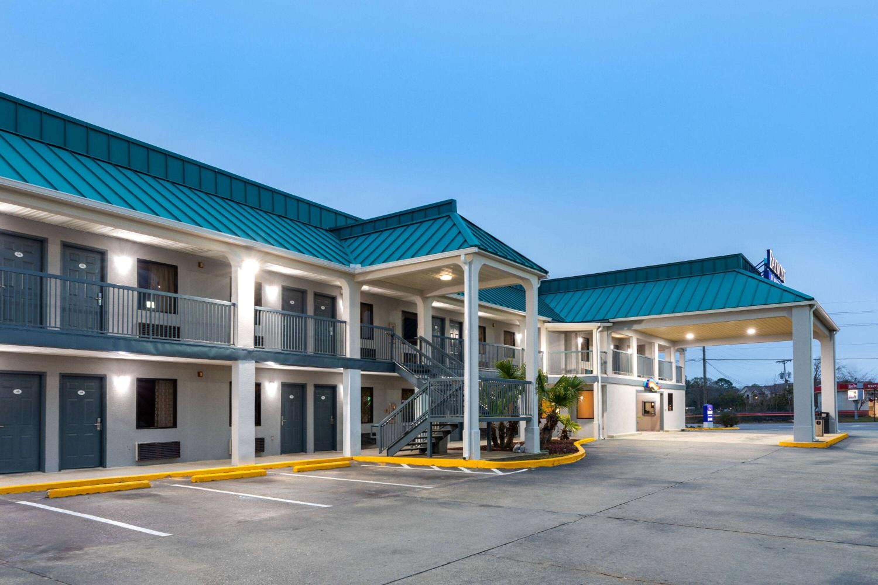 Hotel Baymont by Wyndham Biloxi - Ocean Springs - Image 1