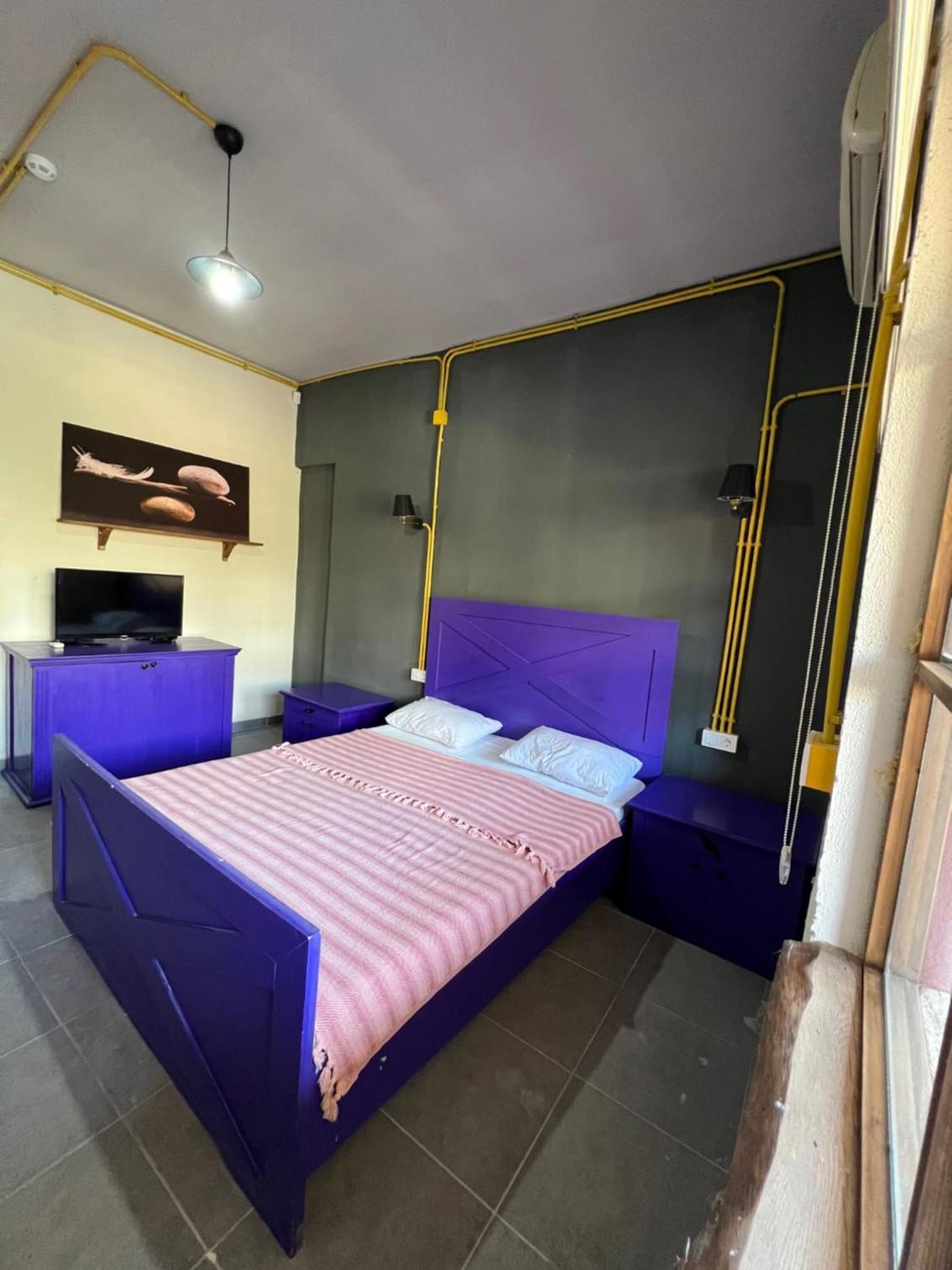 Berlin Hostel & Street