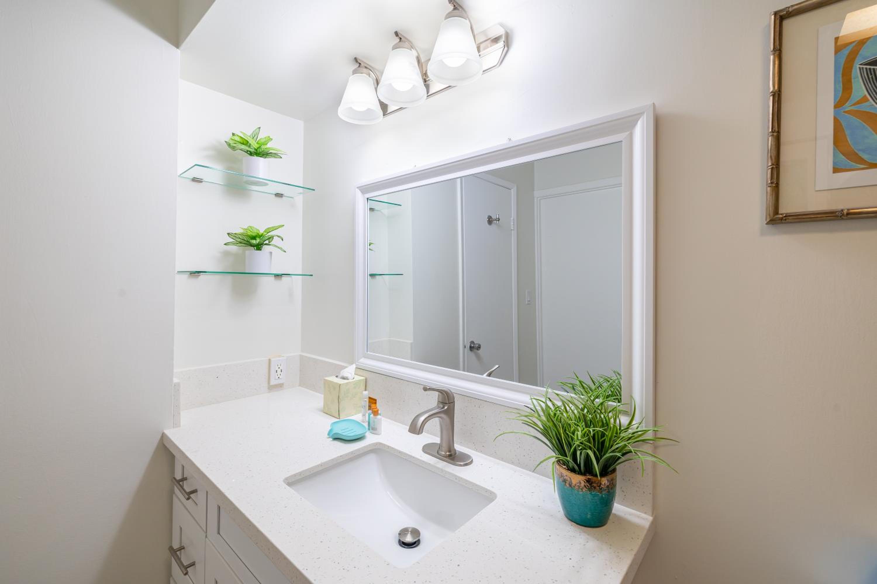 Remodeled 1BR Condo, Ocean Views with Free Parking! view 4