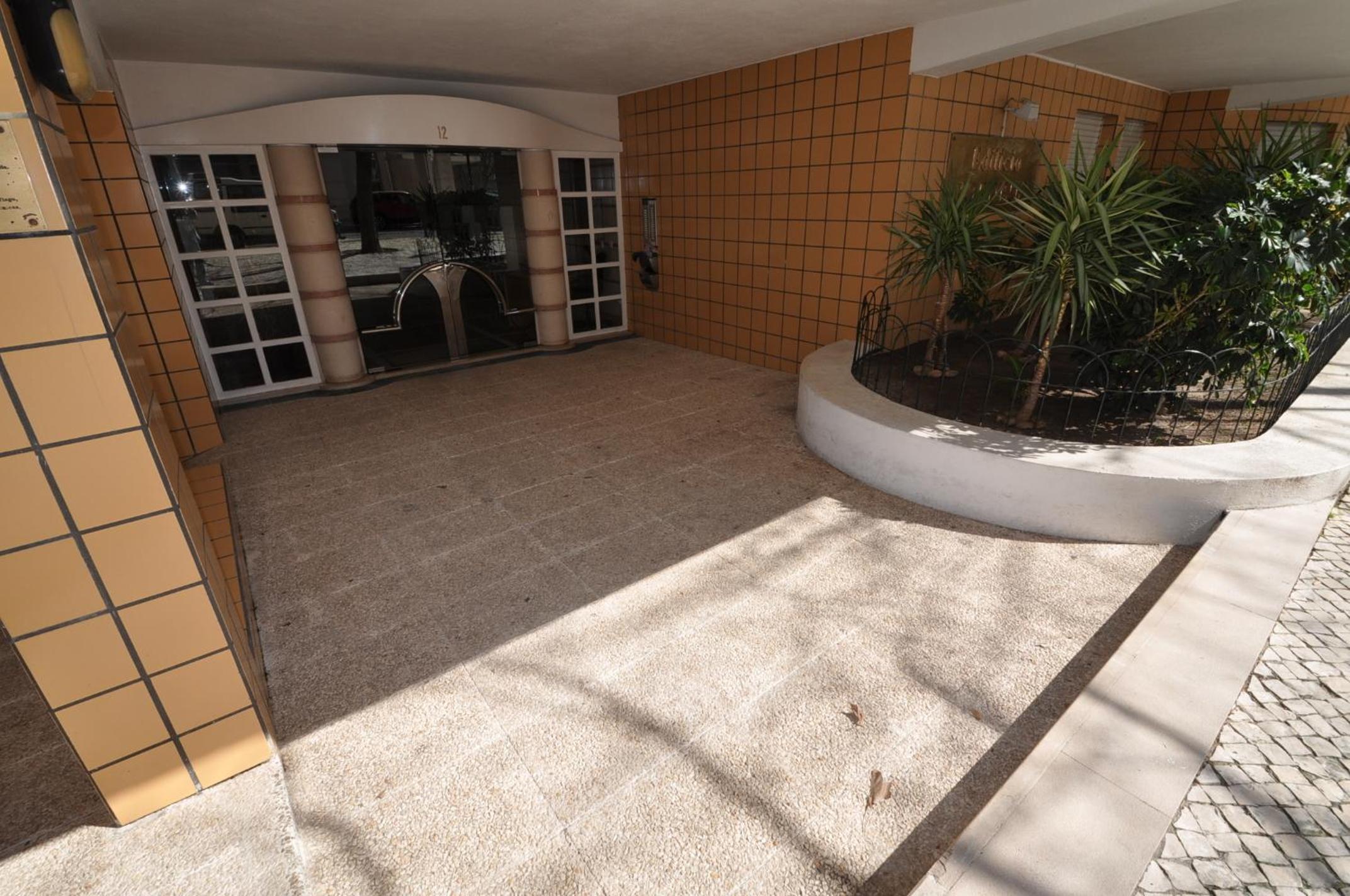 Apart Lisbon Pool Metro Garage view 4