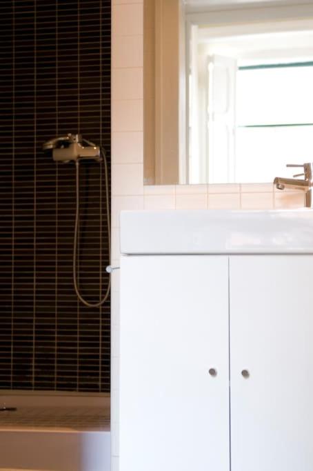 Romantic & Renewed 1 bedroom Apartment in Campolide - 1E view 4