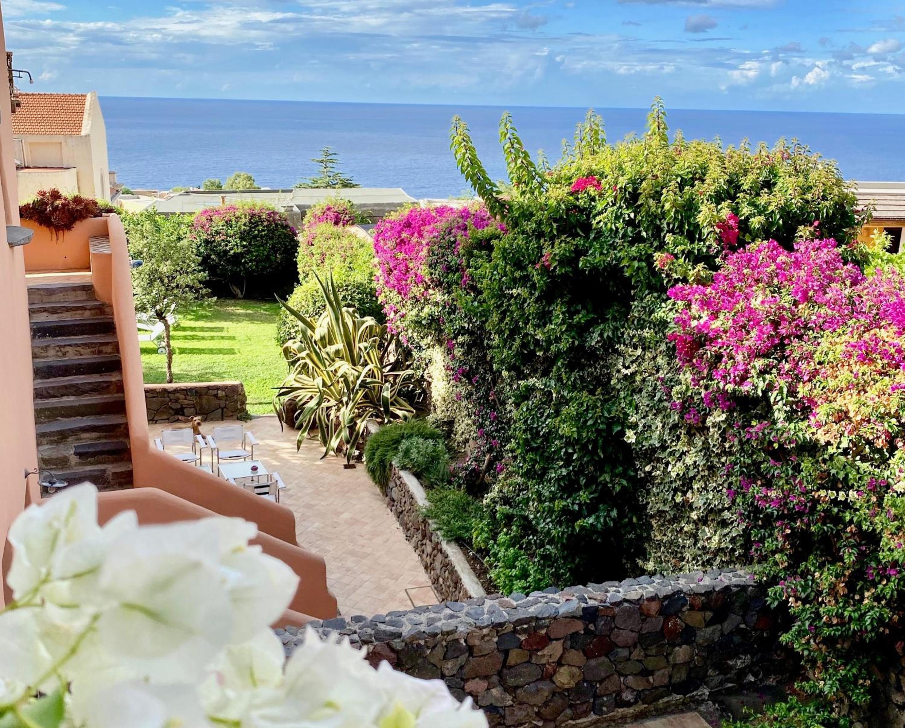 Villa Egea, elegante villa Eoliana dell'800 immersa in un curato giardino photo 5