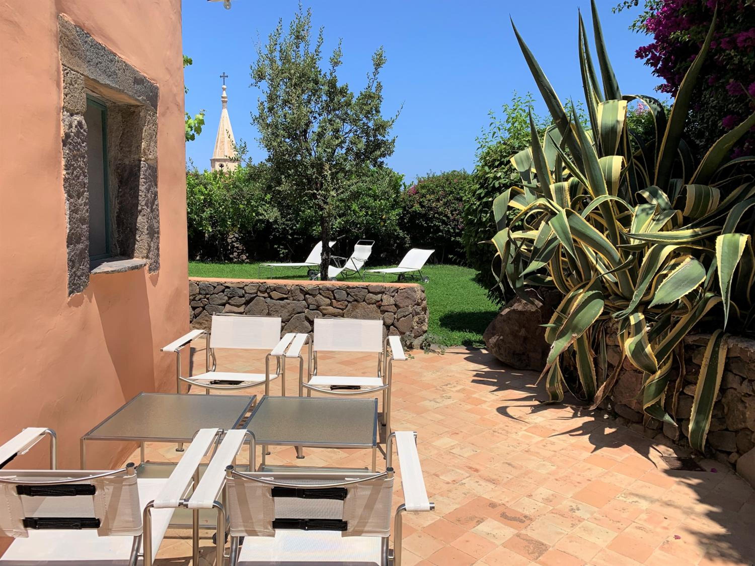 Villa Egea, elegante villa Eoliana dell'800 immersa in un curato giardino photo 3