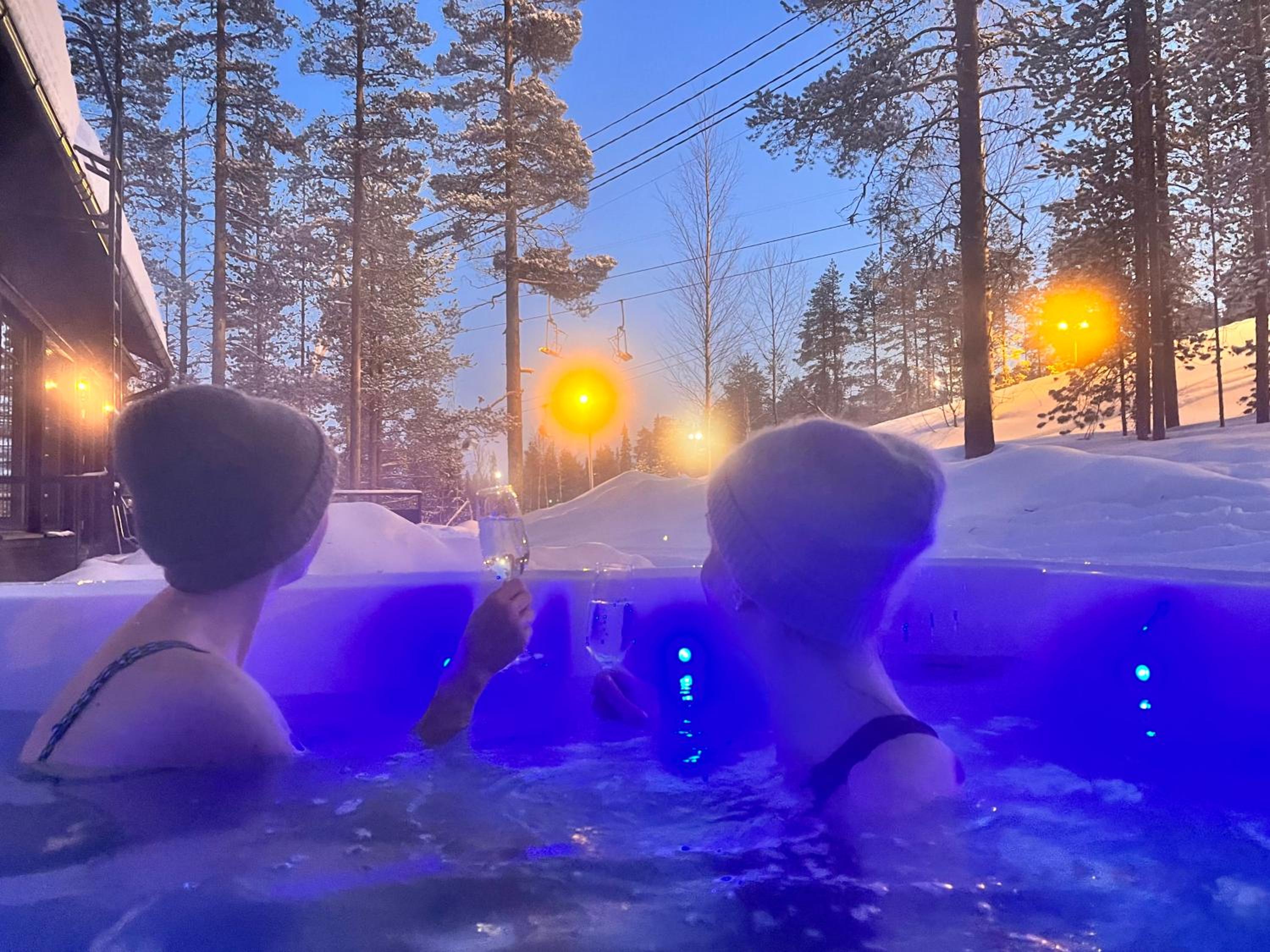 Porthos Ski-in Lodge with private hot tub and sauna in Lapland
