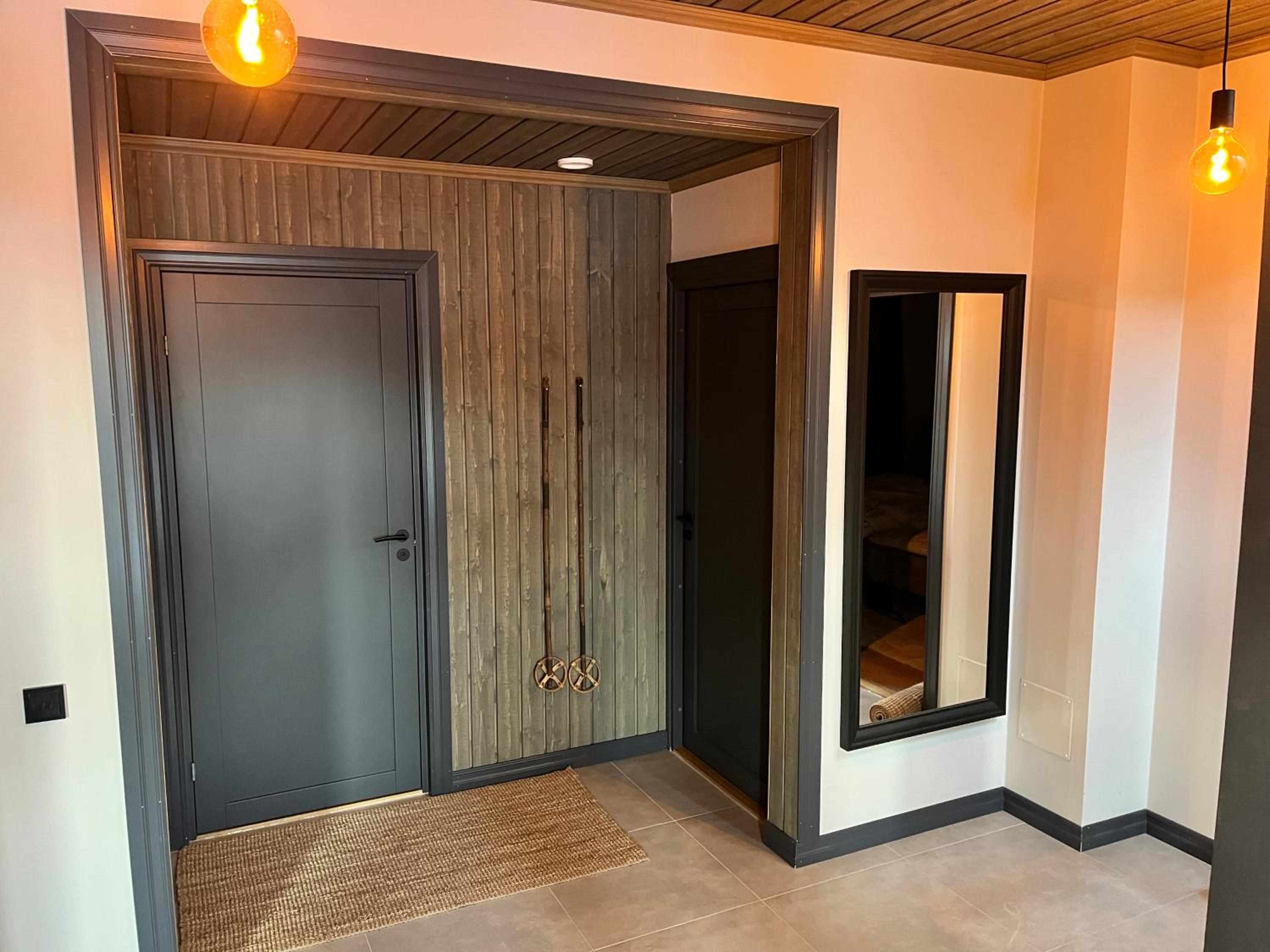 Porthos Ski-in Lodge with private hot tub and sauna in Lapland