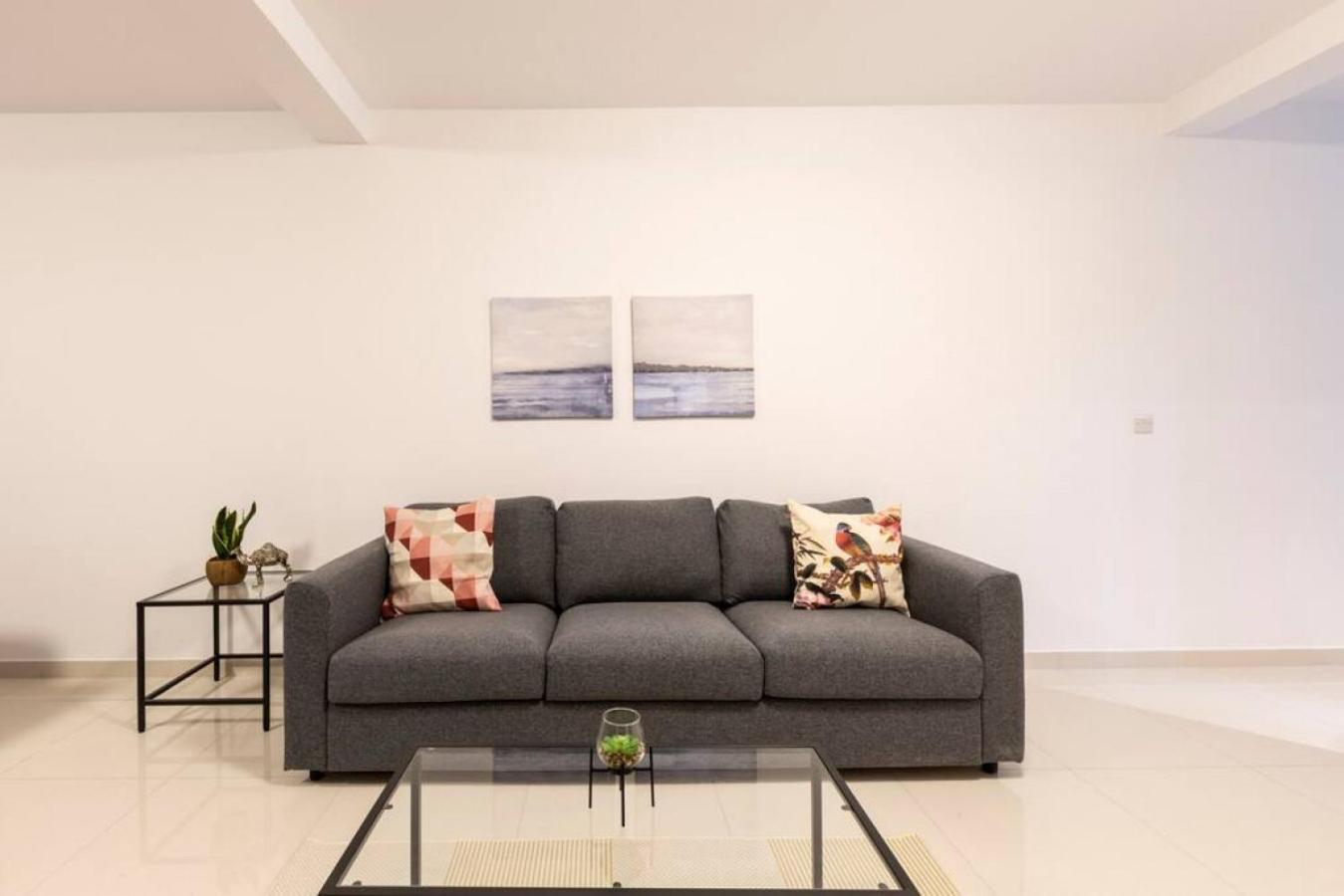 Beautiful Modern Central 2BR Apt view 4