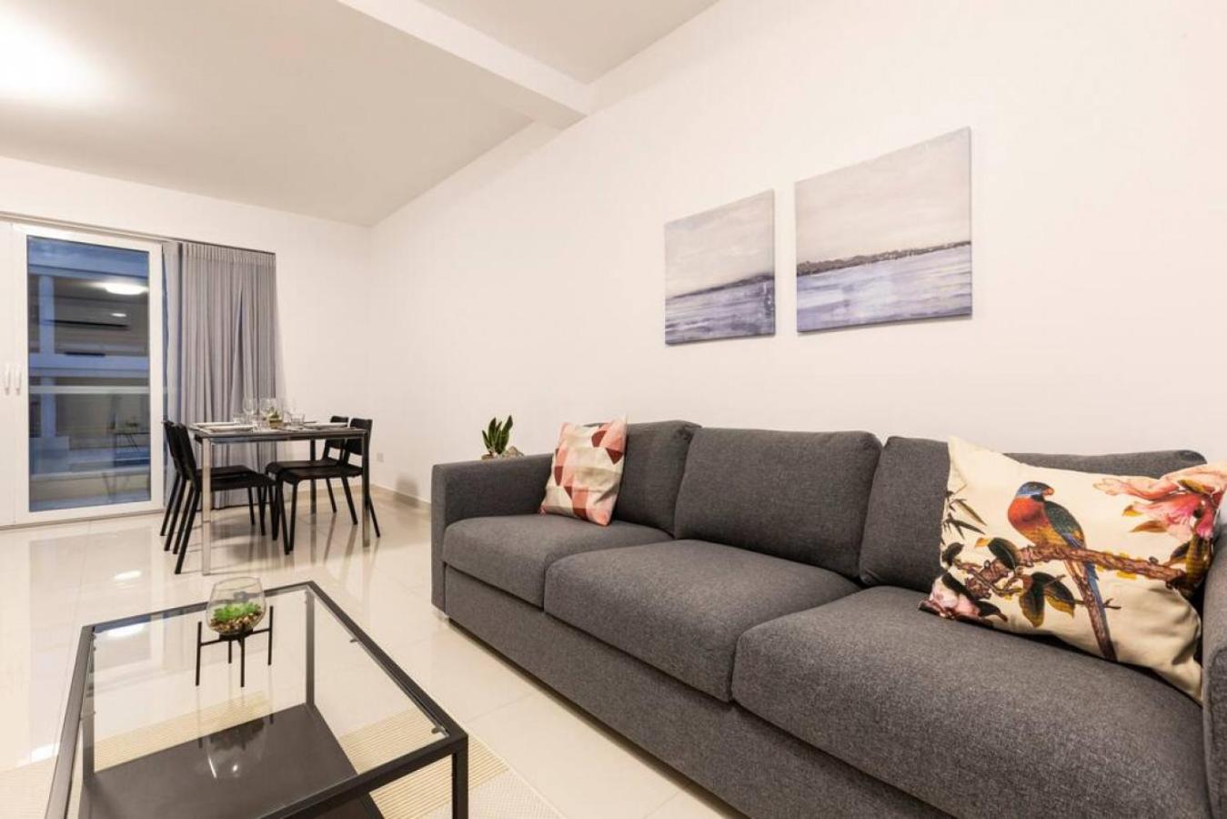 Beautiful Modern Central 2BR Apt view 5