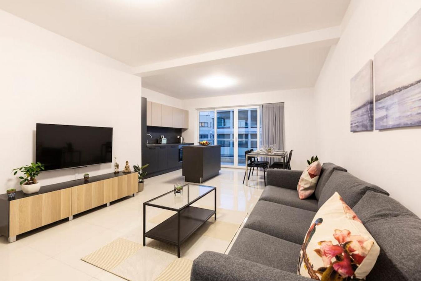 Beautiful Modern Central 2BR Apt view 2