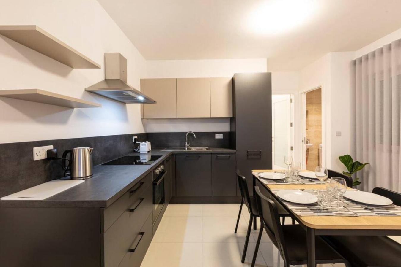 Beautiful Central Penthouse 1BR view 4
