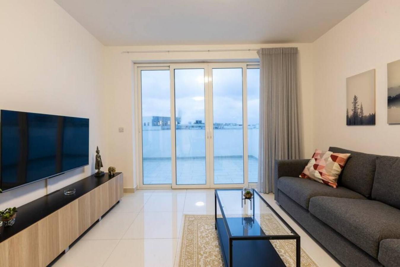 Beautiful Central Penthouse 1BR view 3