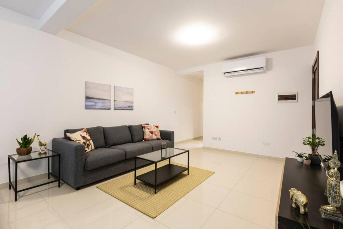 Beautiful Modern Central 2BR Apt view 3
