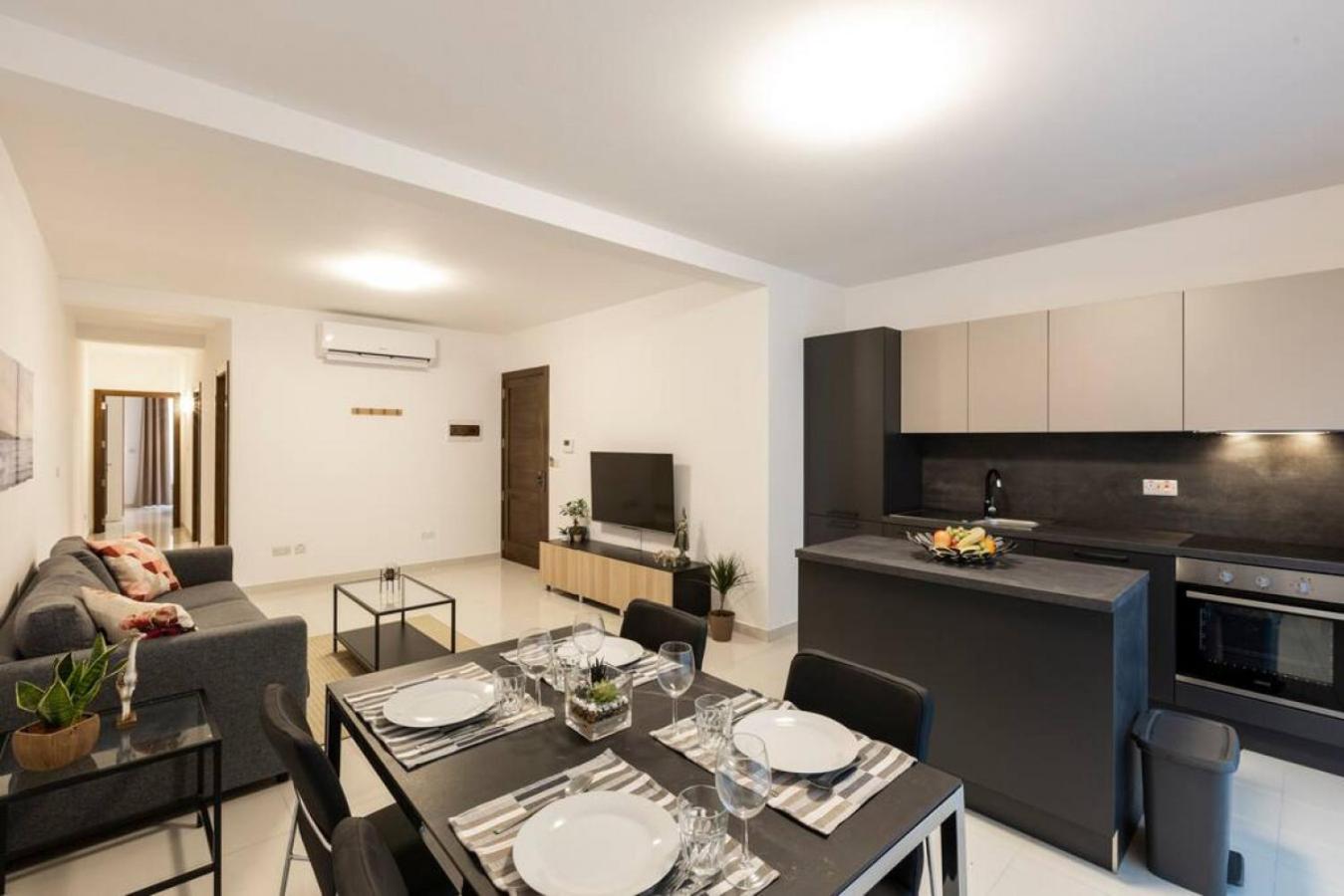 Beautiful Modern Central 2BR Apt view 4