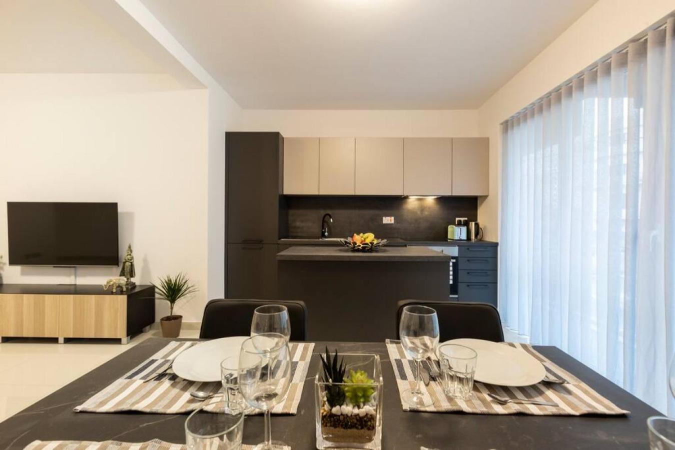 Beautiful Modern Central 2BR Apt view 5