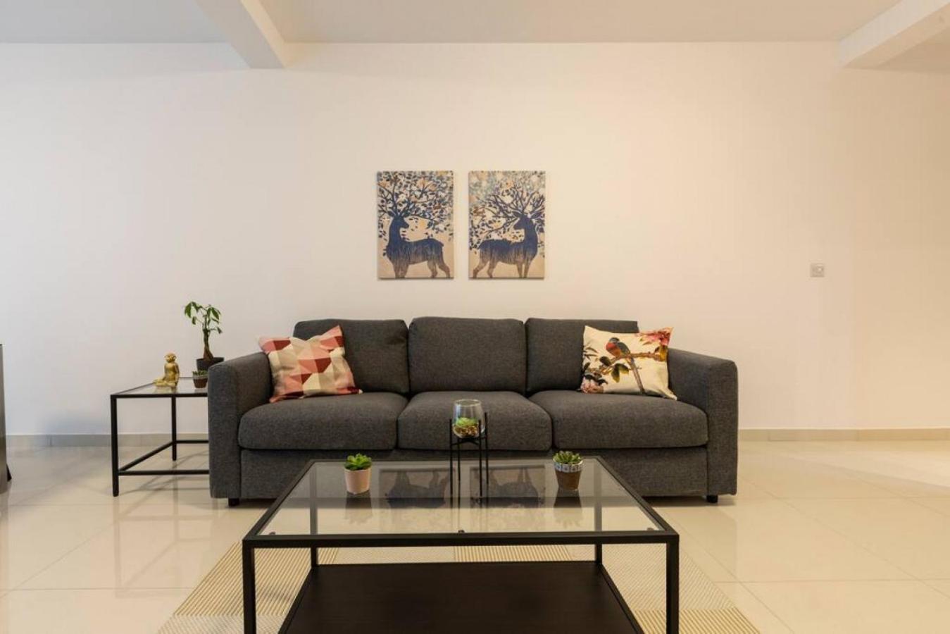 Beautiful Modern Central 2BR Apt view 3